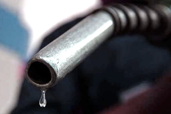 Petrol price cut by 80 paise/litre, diesel by Rs 1.30/litre},{Petrol price cut by 80 paise/litre, diesel by Rs 1.30/litre