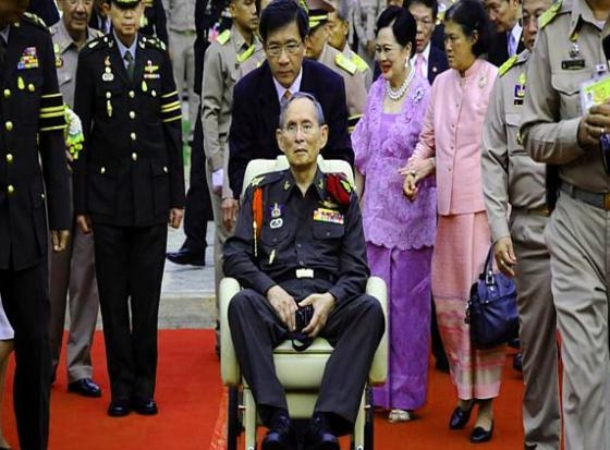 Thailand's 85-year-old King recovers from lung infection!