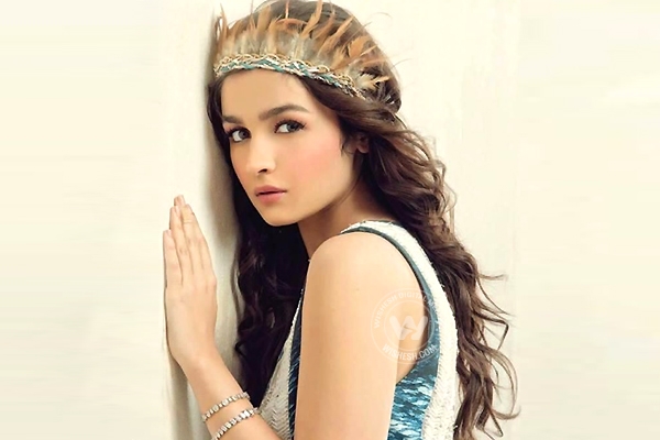 Alia Bhatt Signs a Biggie},{Alia Bhatt Signs a Biggie