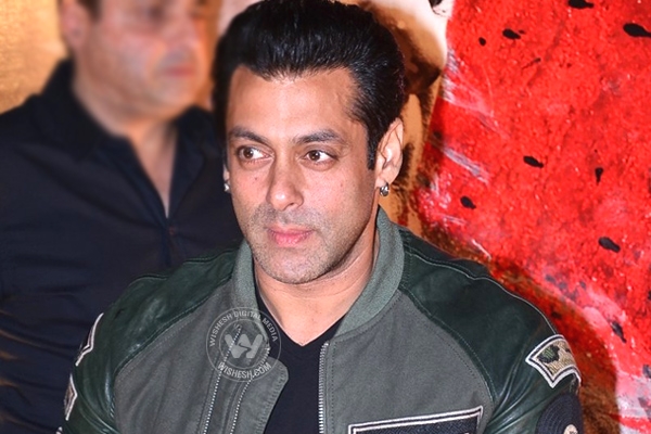 Salman Signs for Dhoom 4},{Salman Signs for Dhoom 4
