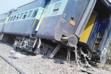 Meerut-Lucknow Rajya Rani Express derails in UP